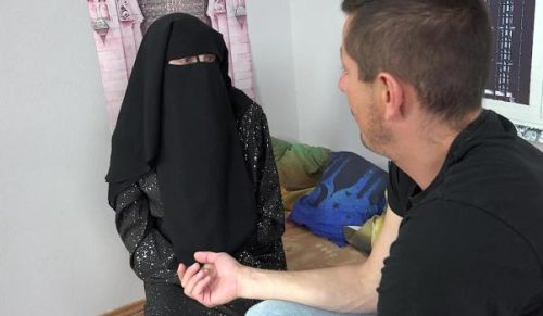 Milf in niqab spreads her legs for the return home – Vitoria Vonteese